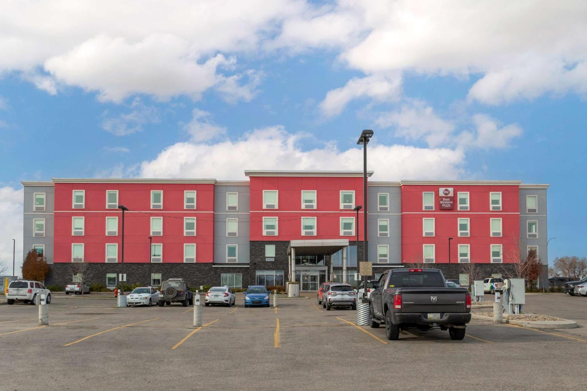 Best Western Plus Airport Inn & Suites Saskatoon Bagian luar foto