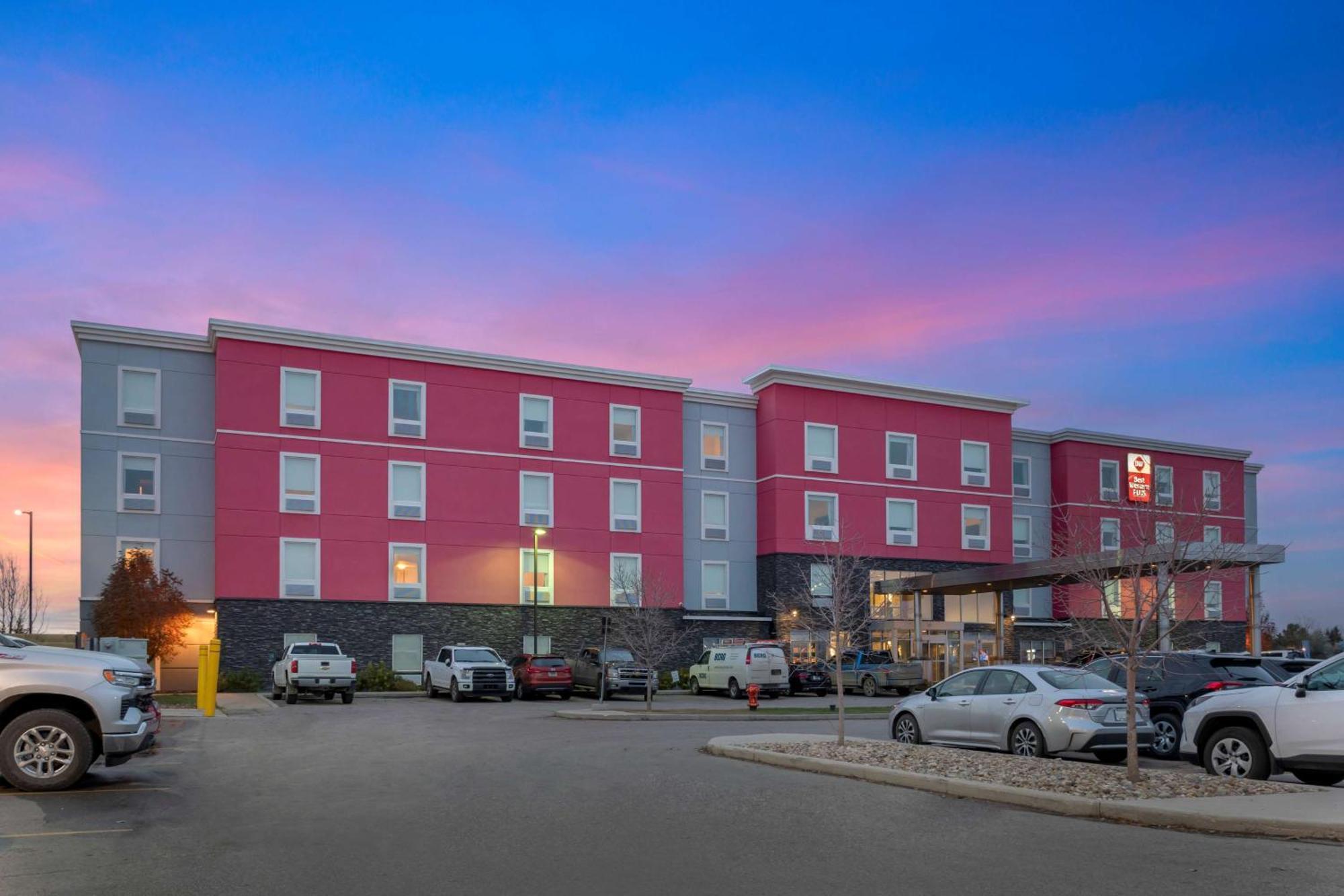 Best Western Plus Airport Inn & Suites Saskatoon Bagian luar foto