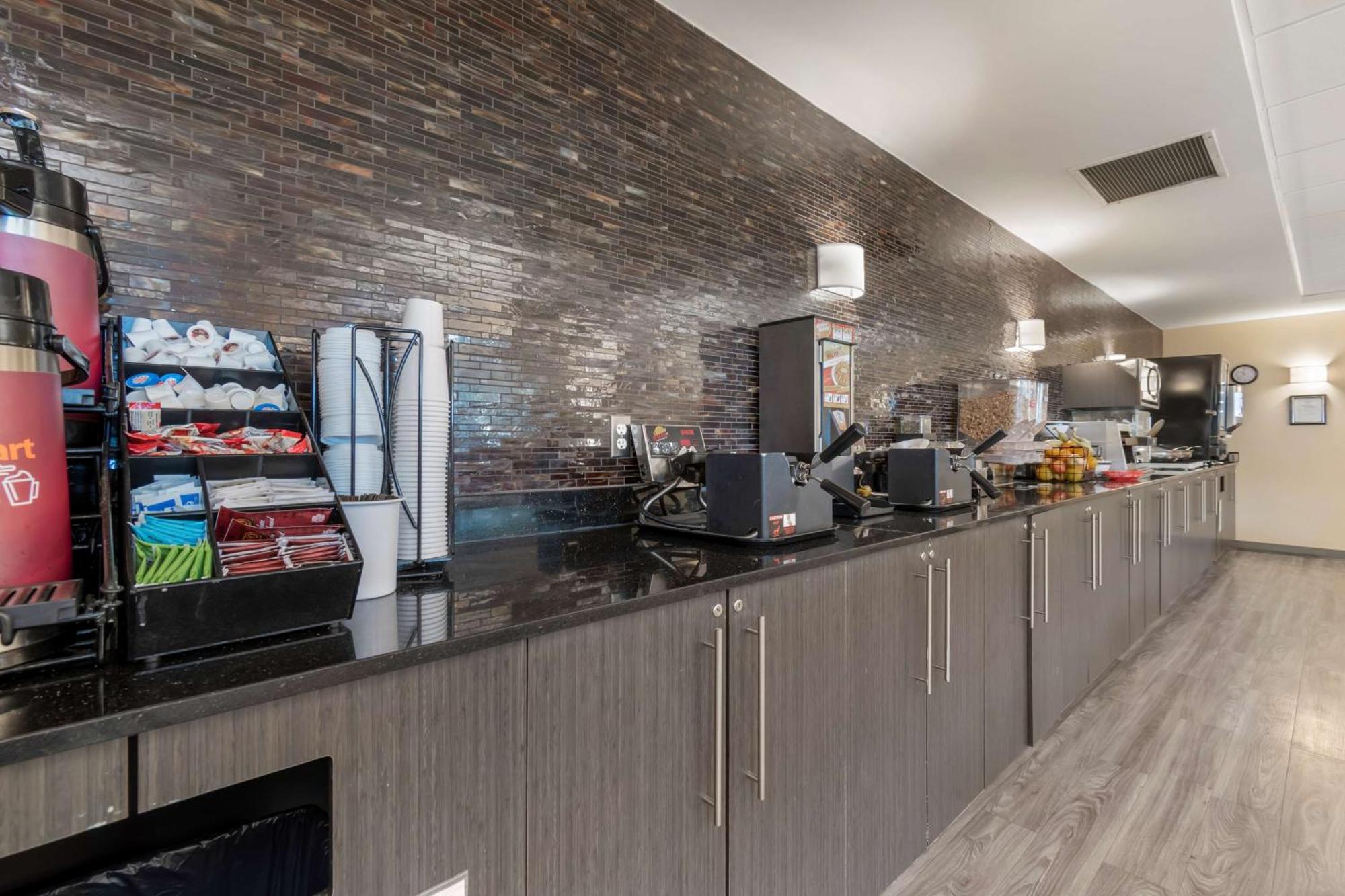 Best Western Plus Airport Inn & Suites Saskatoon Bagian luar foto