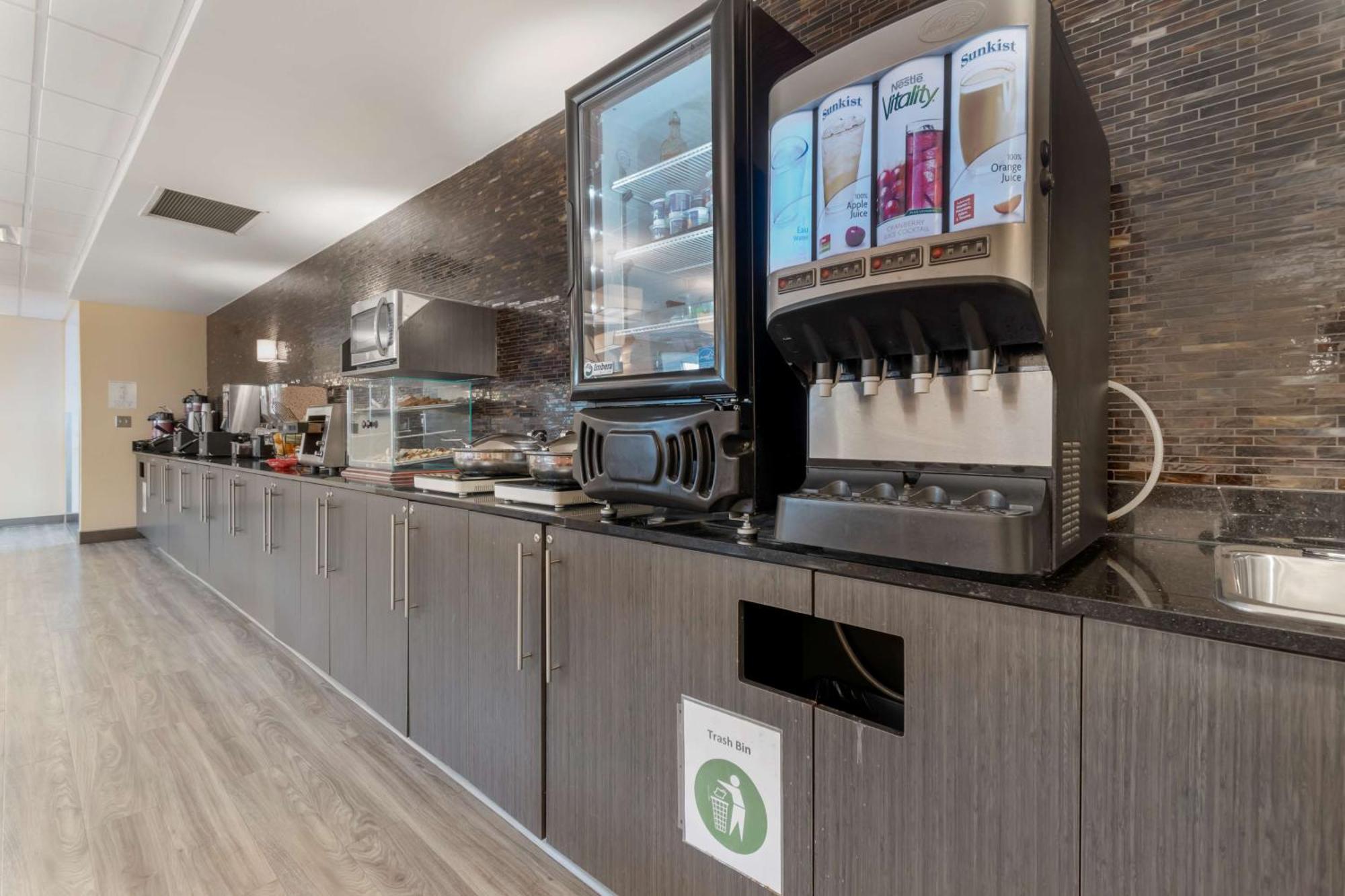 Best Western Plus Airport Inn & Suites Saskatoon Bagian luar foto