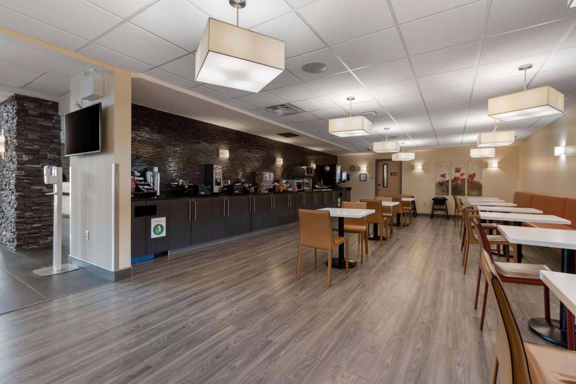 Best Western Plus Airport Inn & Suites Saskatoon Bagian luar foto