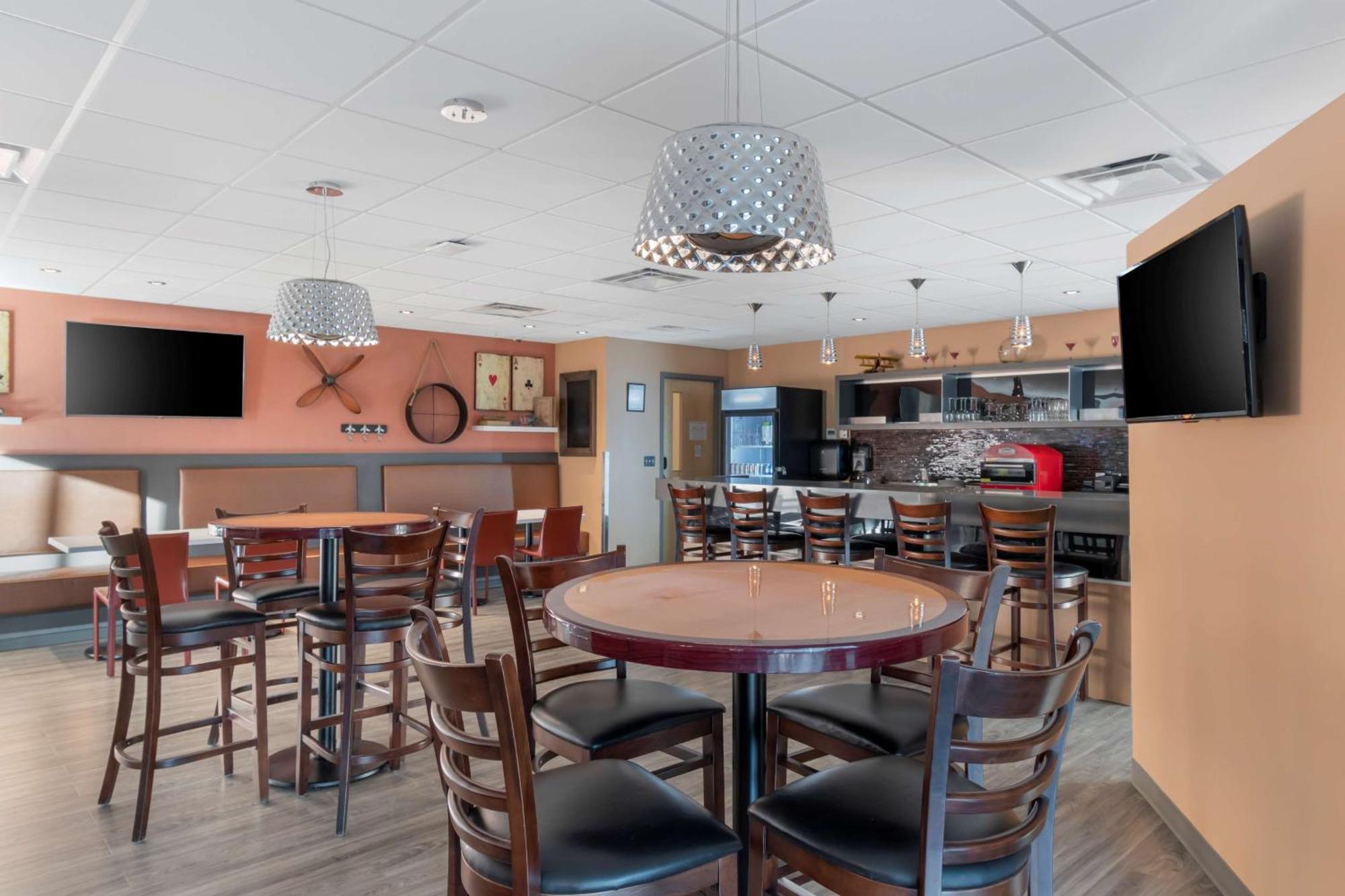 Best Western Plus Airport Inn & Suites Saskatoon Bagian luar foto