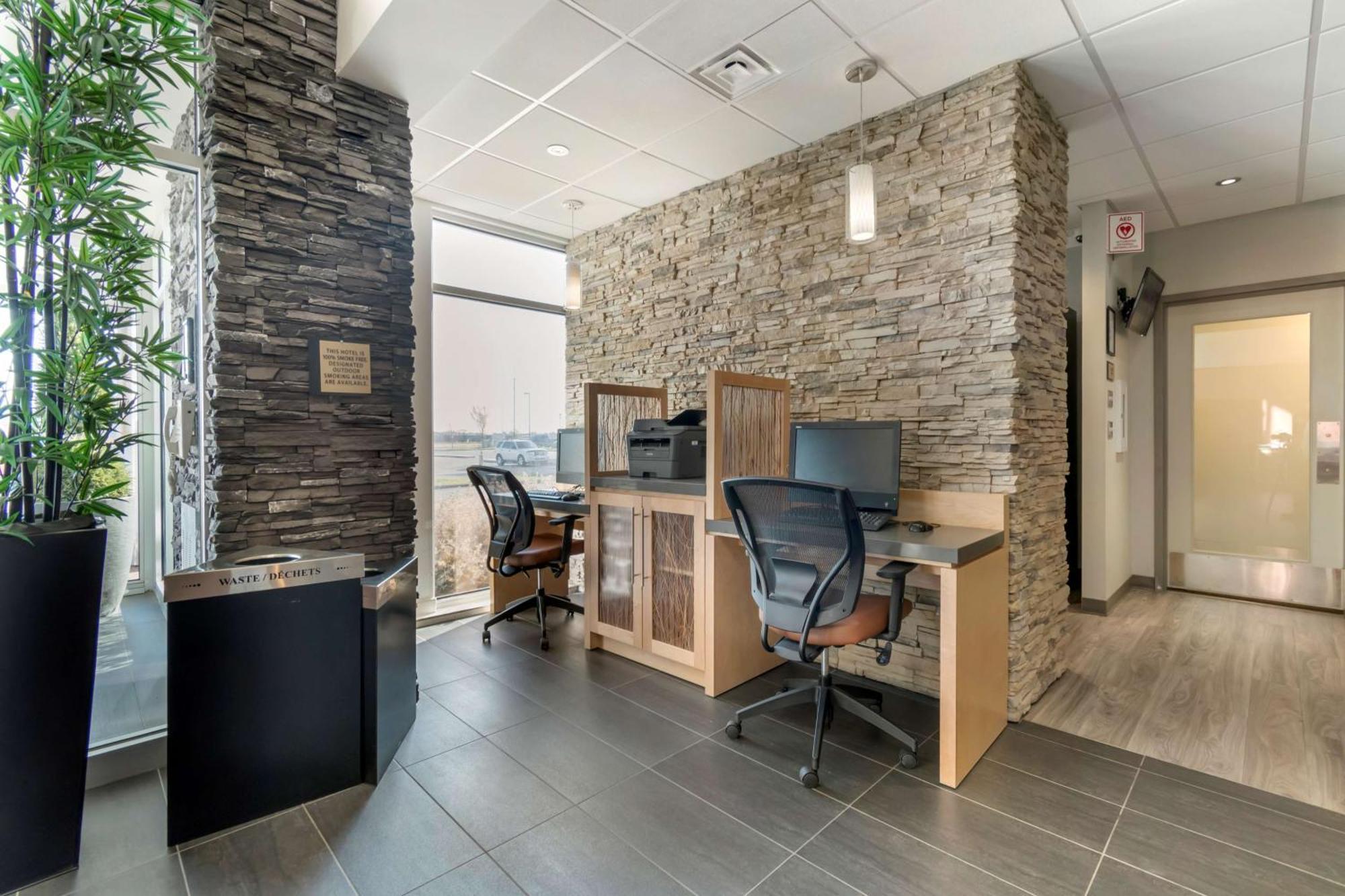 Best Western Plus Airport Inn & Suites Saskatoon Bagian luar foto