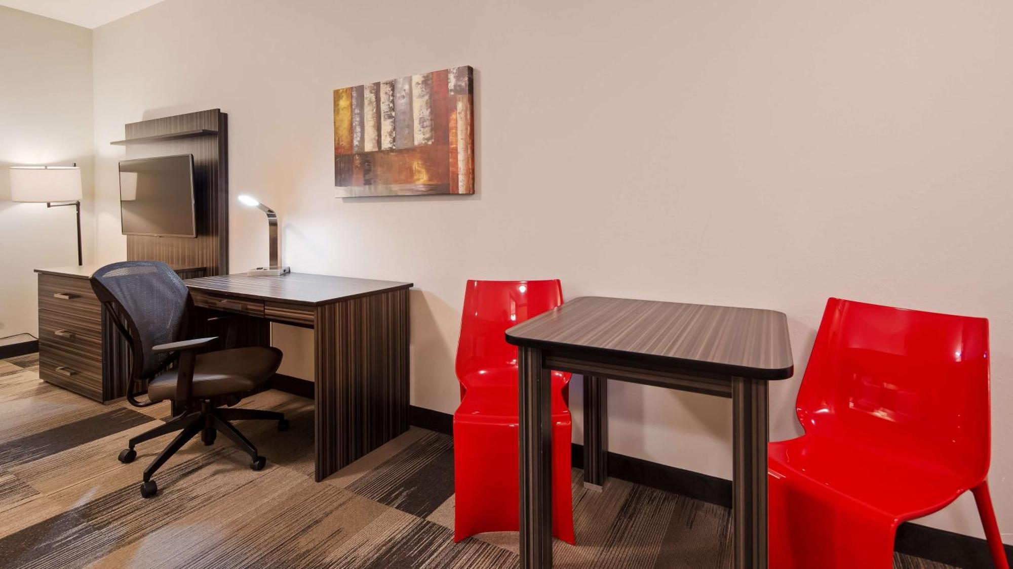 Best Western Plus Airport Inn & Suites Saskatoon Bagian luar foto