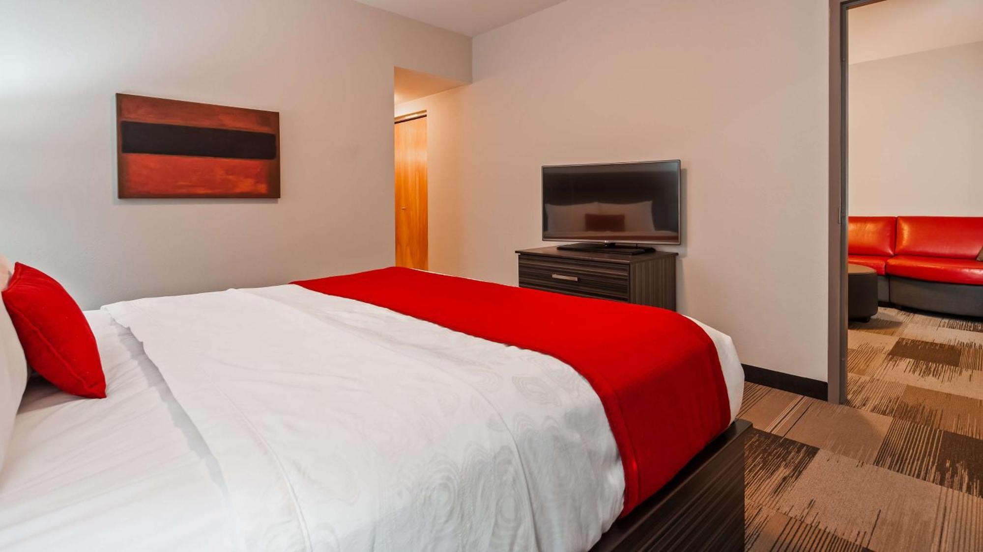 Best Western Plus Airport Inn & Suites Saskatoon Bagian luar foto