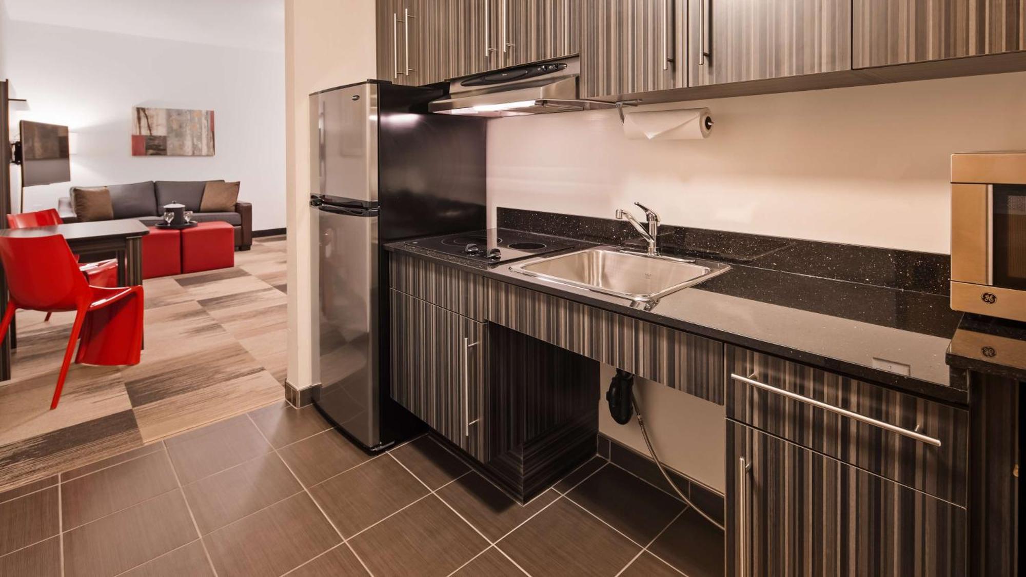 Best Western Plus Airport Inn & Suites Saskatoon Bagian luar foto
