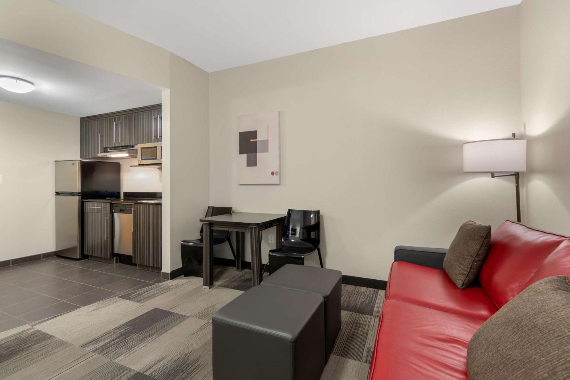 Best Western Plus Airport Inn & Suites Saskatoon Bagian luar foto
