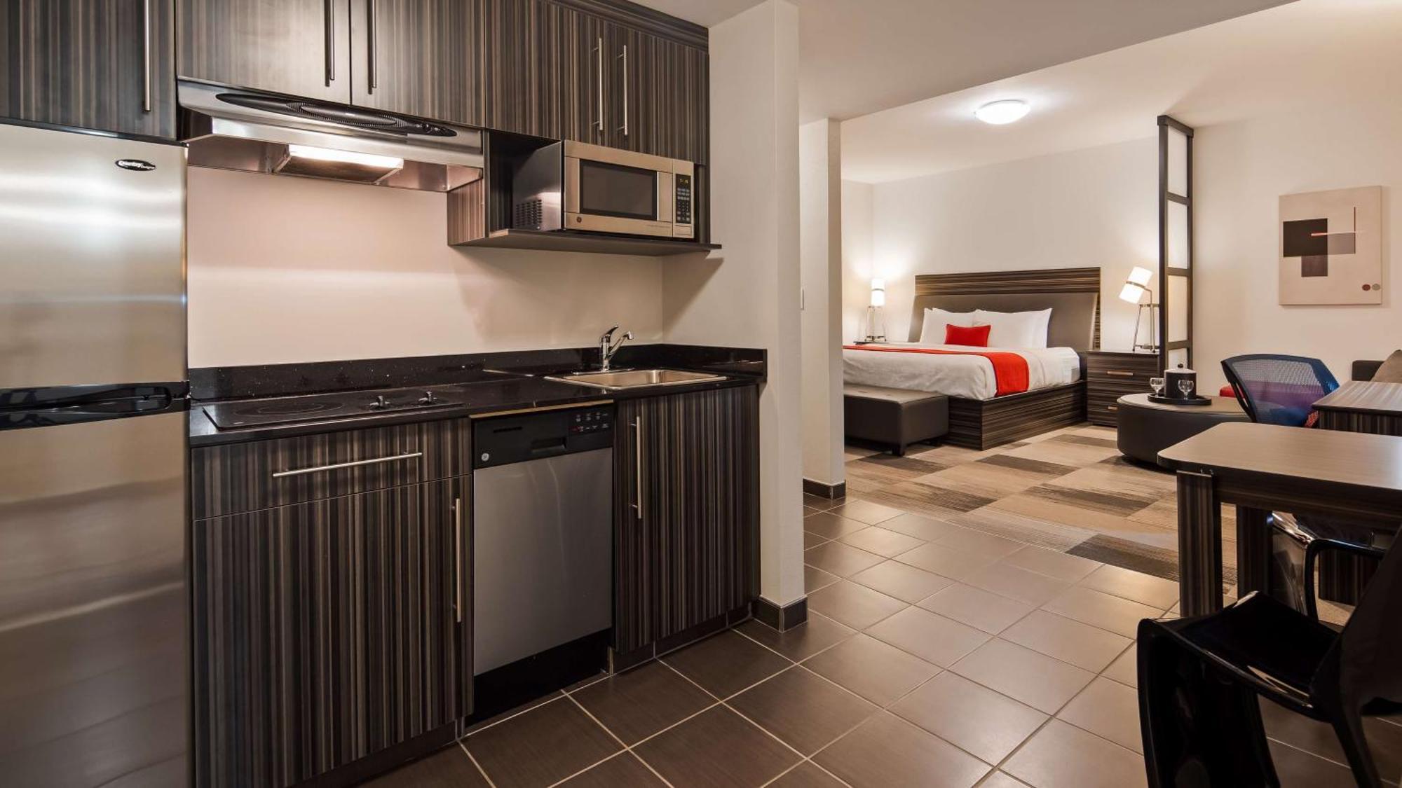 Best Western Plus Airport Inn & Suites Saskatoon Bagian luar foto