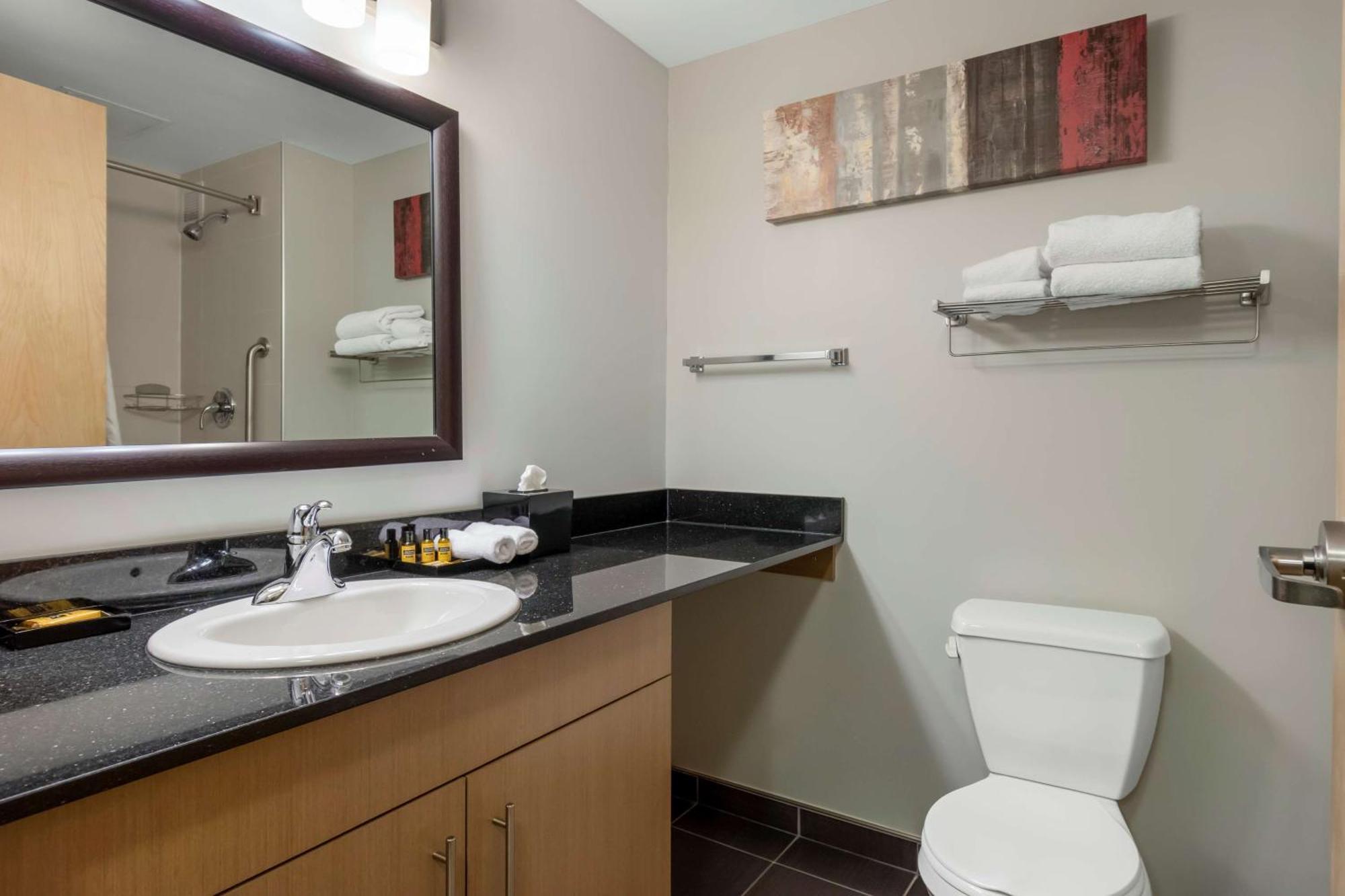 Best Western Plus Airport Inn & Suites Saskatoon Bagian luar foto