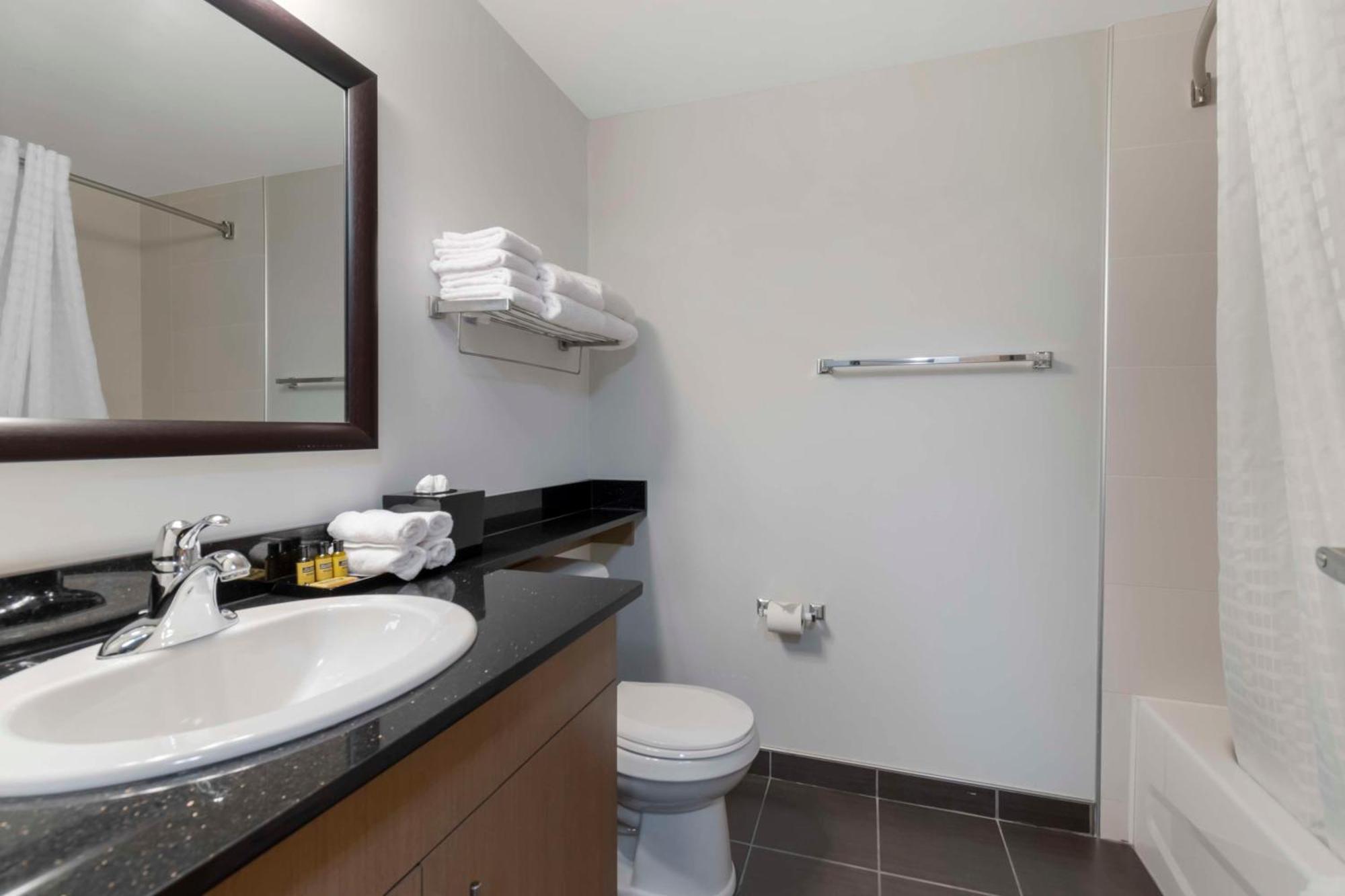 Best Western Plus Airport Inn & Suites Saskatoon Bagian luar foto
