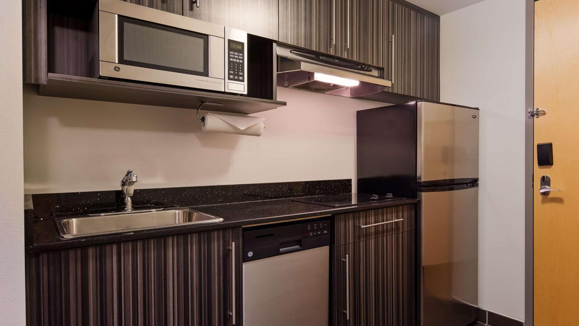 Best Western Plus Airport Inn & Suites Saskatoon Bagian luar foto