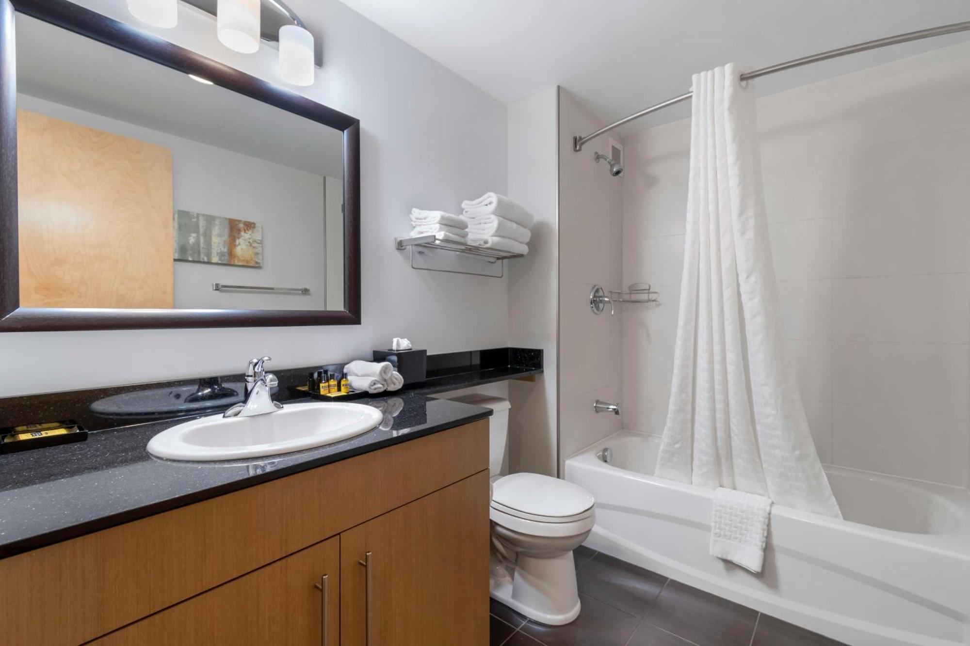 Best Western Plus Airport Inn & Suites Saskatoon Bagian luar foto