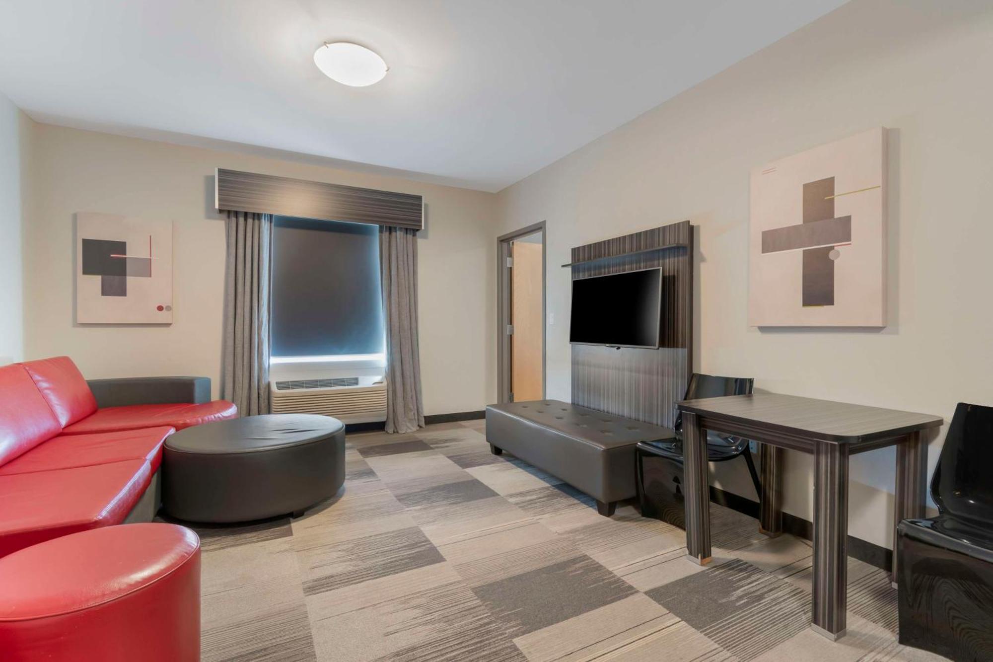 Best Western Plus Airport Inn & Suites Saskatoon Bagian luar foto