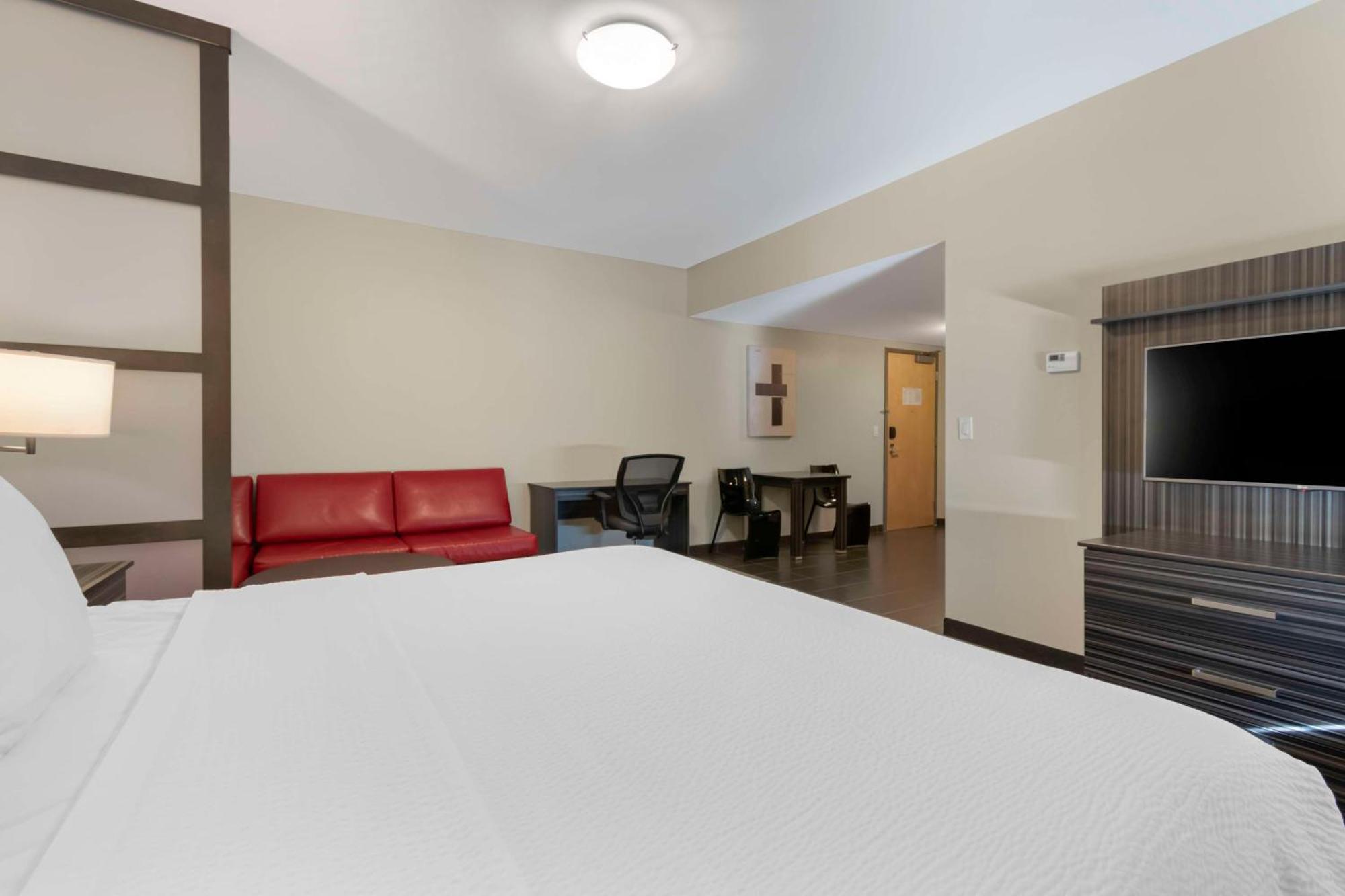 Best Western Plus Airport Inn & Suites Saskatoon Bagian luar foto