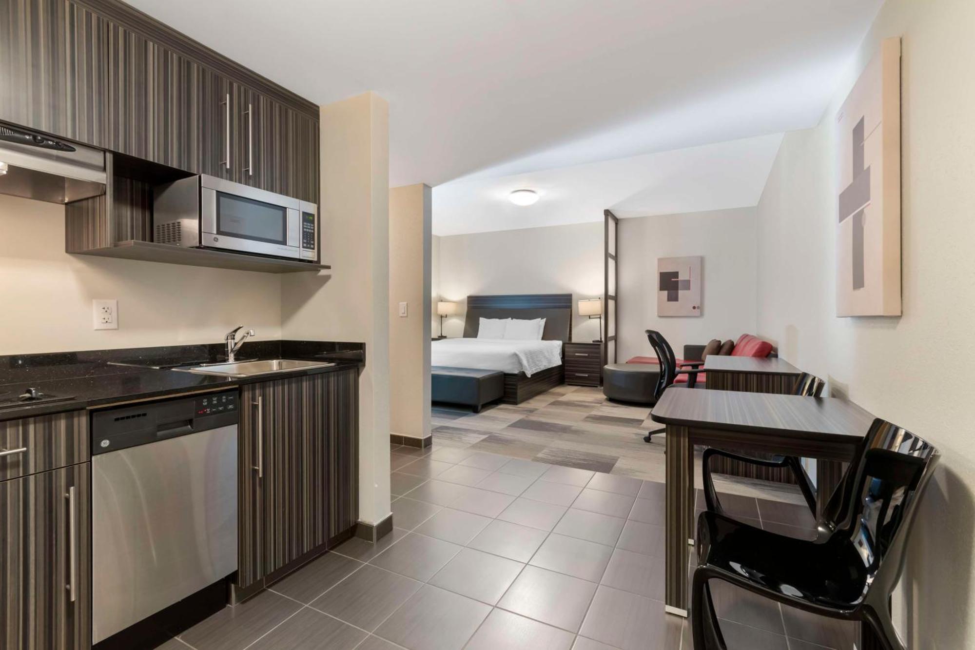 Best Western Plus Airport Inn & Suites Saskatoon Bagian luar foto