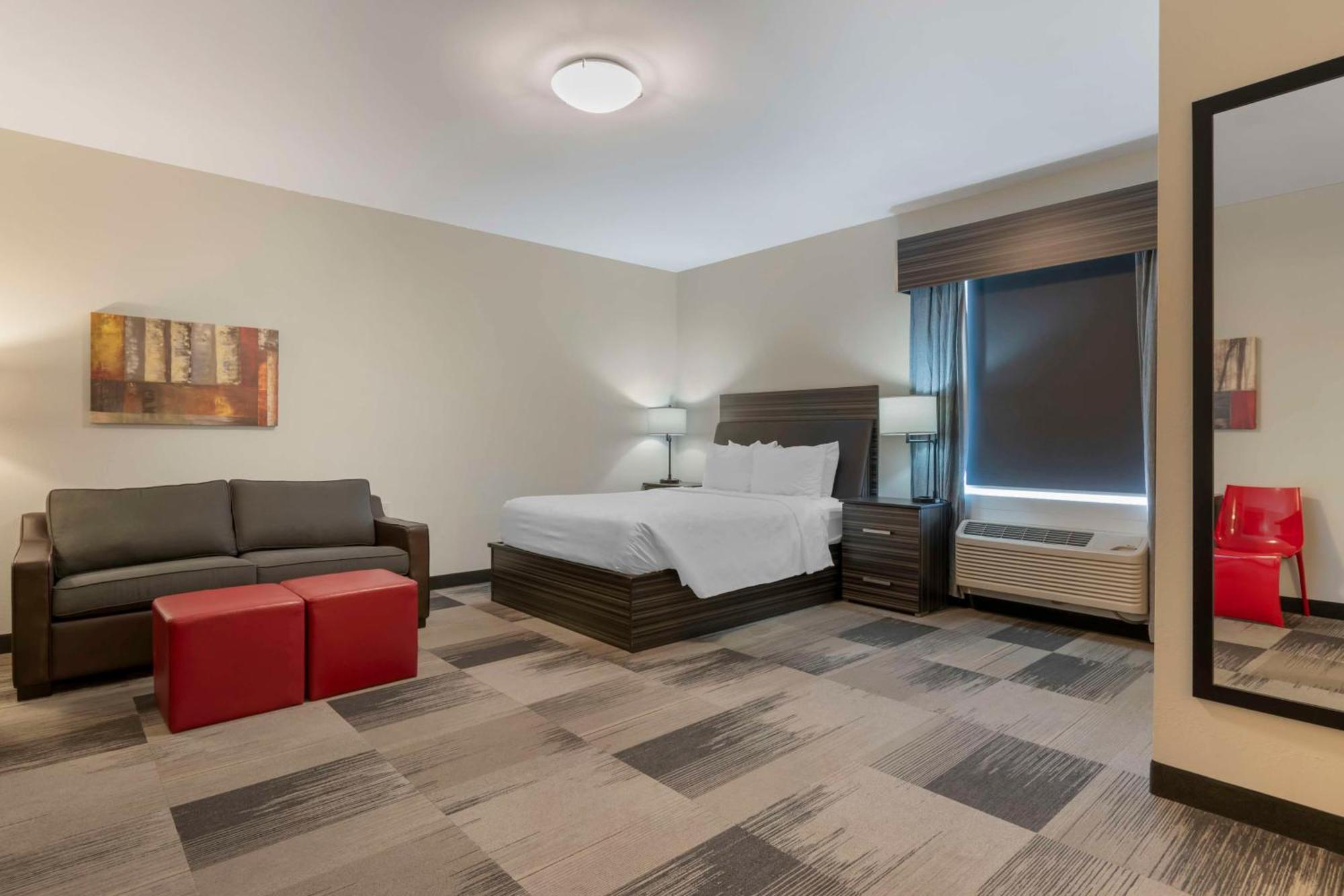Best Western Plus Airport Inn & Suites Saskatoon Bagian luar foto