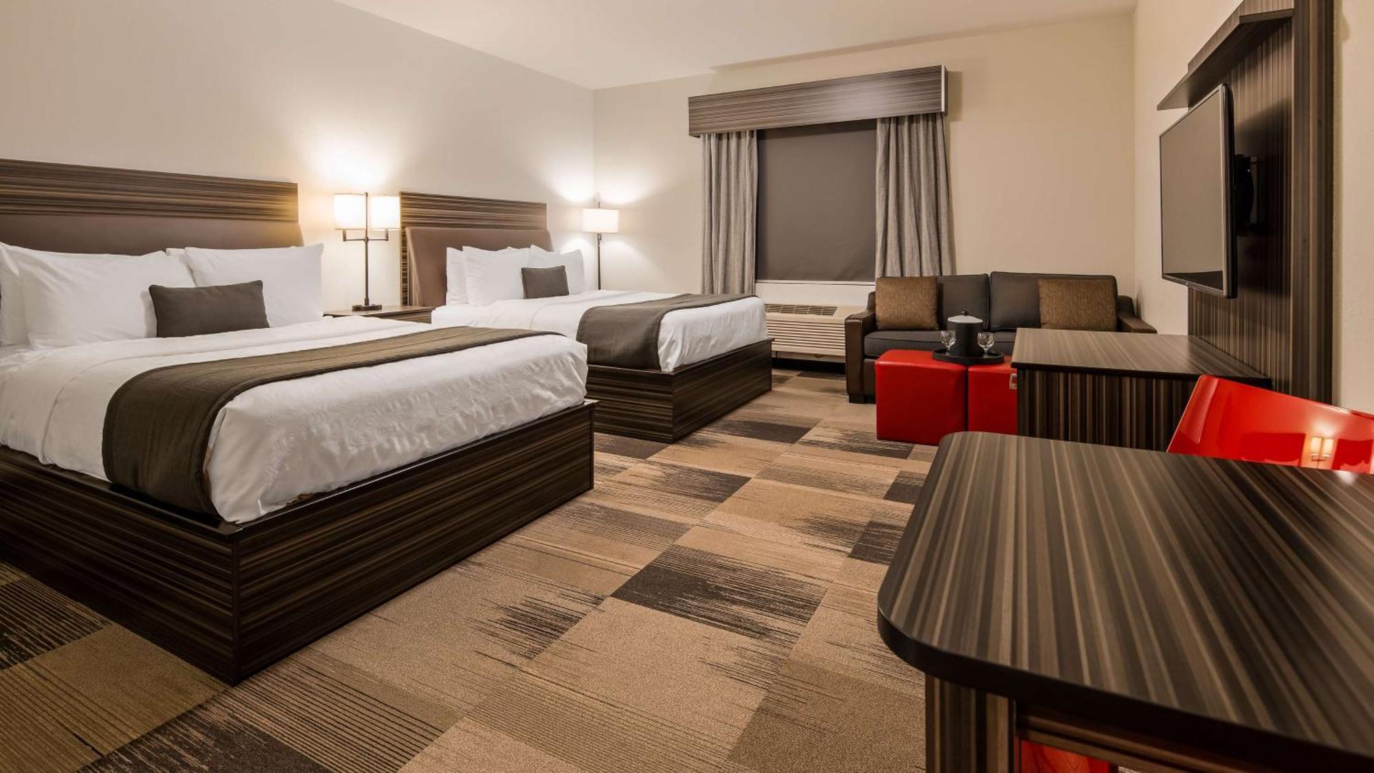 Best Western Plus Airport Inn & Suites Saskatoon Bagian luar foto