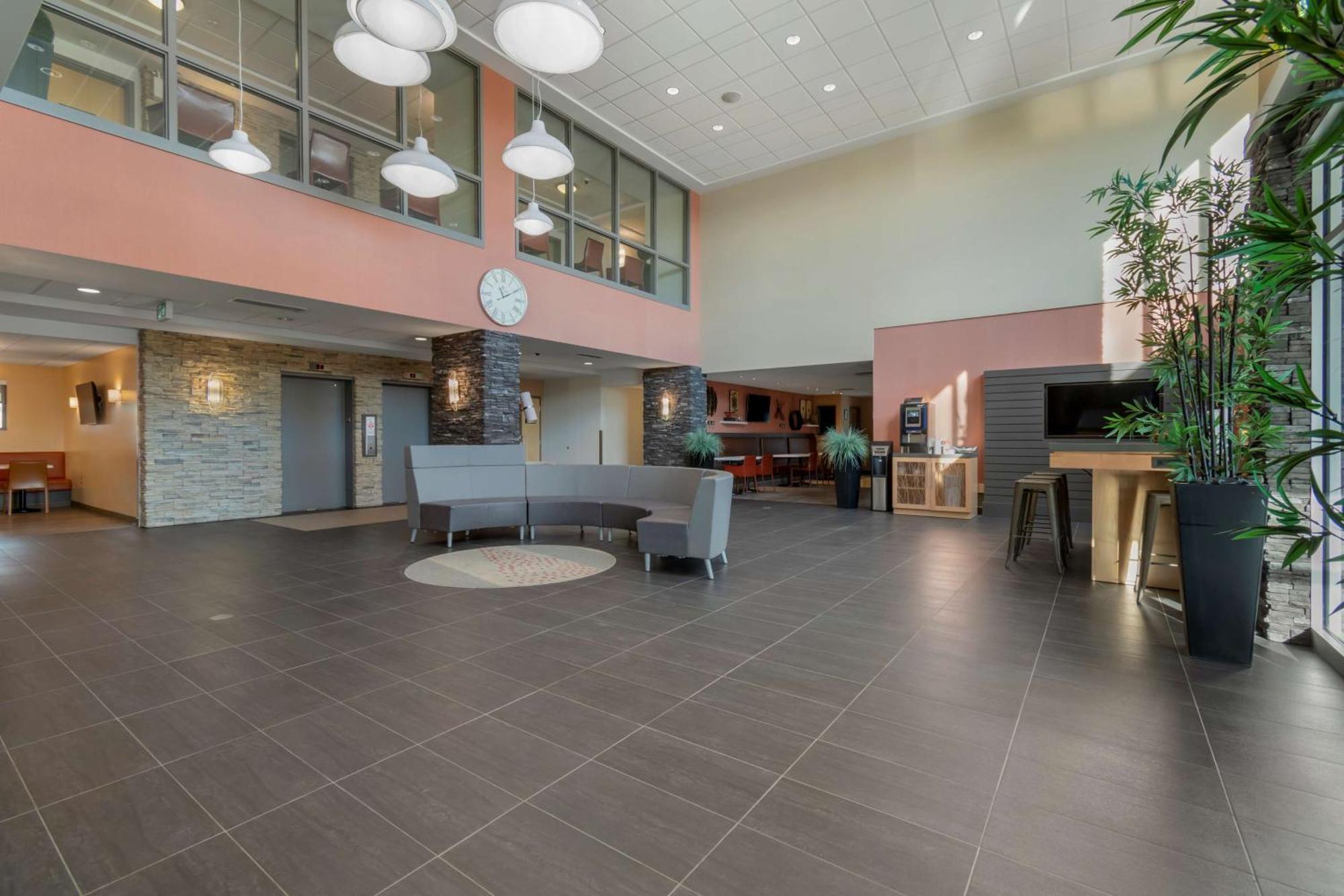 Best Western Plus Airport Inn & Suites Saskatoon Bagian luar foto